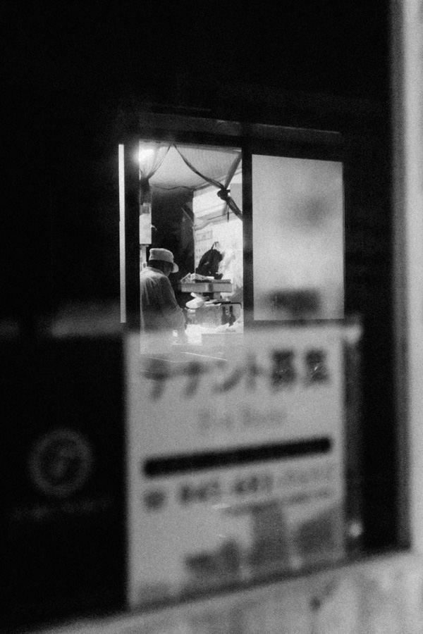 Porta luminosa, street photography a Yokohama